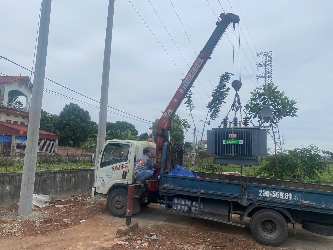 Cẩu máy biến áp xuống vị trí lắp đặt tại công trình